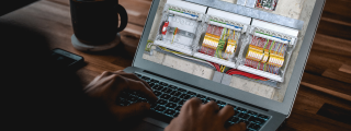 Person, die am Laptop sitzt und Teilnehmer bei einem Online-Seminar ist