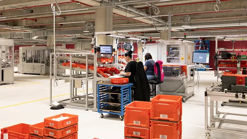 DEHN Produktion: Automatisierte Fertigung mit Maschinen und Kisten