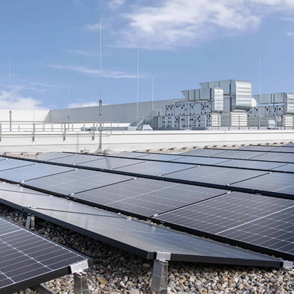 Photographie d'un toit plat avec panneaux photovoltaïques, CVC et équipements sur une toiture encombrée avec un besoin accru de protection contre la foudre et les surtensions
