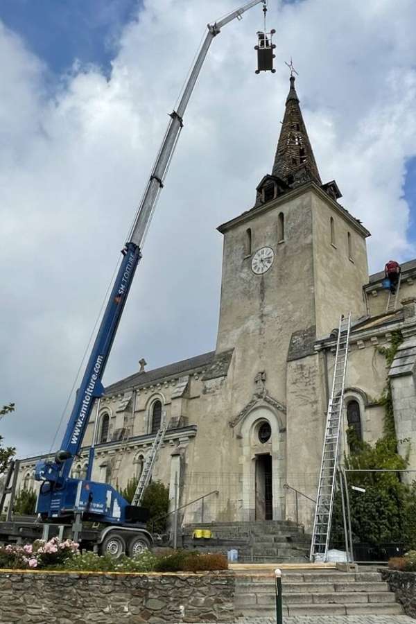 Image Ouest-France Orages dans le Sud-Mayenne la foudre touche le clocher d’une église et provoque de gros dégâts, dommages orages en France