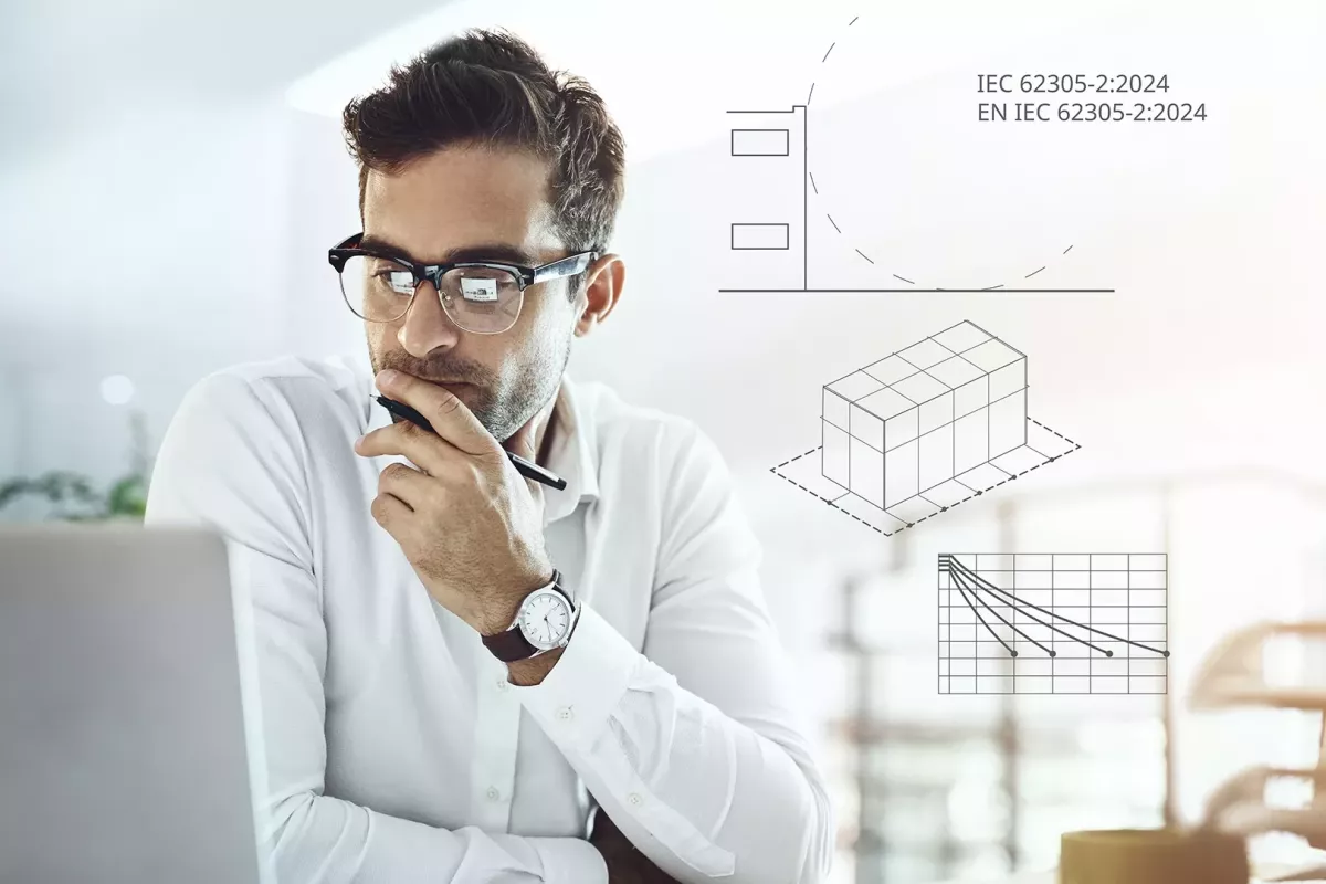 Eine Person schaut auf den Bildschirm eines Laptops.