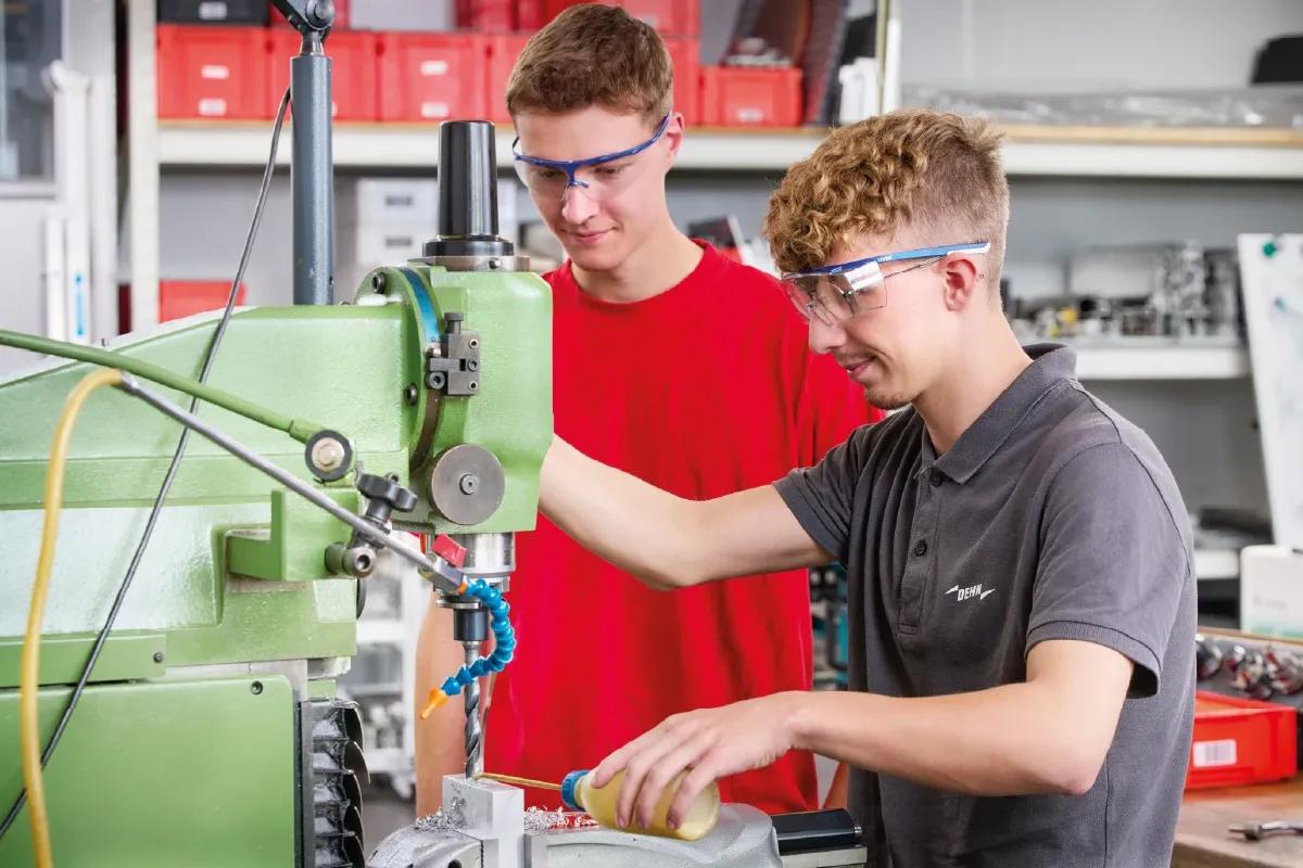 Mitarbeiter, die in der Werkstatt arbeiten