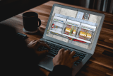 Person, die am Laptop sitzt und Teilnehmer bei einem Online-Seminar ist